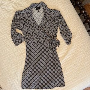 Ladies collared wrap dress. Navy with tan geometric print
